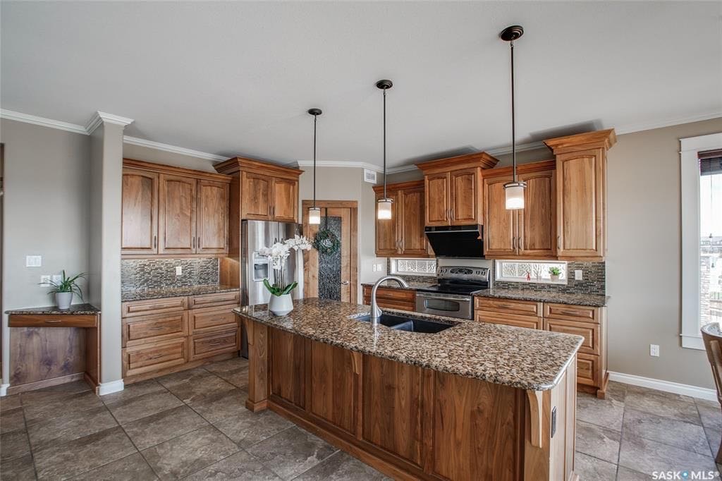 Willowgrove小区2263尺地下室步出式独立屋出售：近7000尺地块背靠小学超大绿地，无遮挡视野，步出式地下室，朝南采光极佳，步行百米至小学，超市，购物，高中等设施。高档装修：全地热系统覆盖地下室，一楼，车库。室外车道也可插电融化冰雪。高层高，实木地板，胡桃木橱柜 - 7