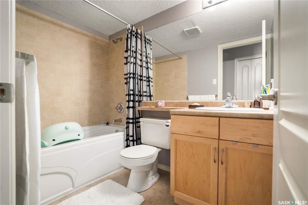 Wildwood小区核心路段3房2卫边户公寓出售，步行至8街购物，小学，公园，游泳馆，室内网球，图书馆。带大露台及储物间，双车位，枫木厨房大理石台面，明亮客厅带电子壁炉，主卧带独立洗手间。独立洗衣机烘干机（2022新换）。社区有健身房，壁球，桌球设施。可自住或投资。挂牌价格：$1 - 20