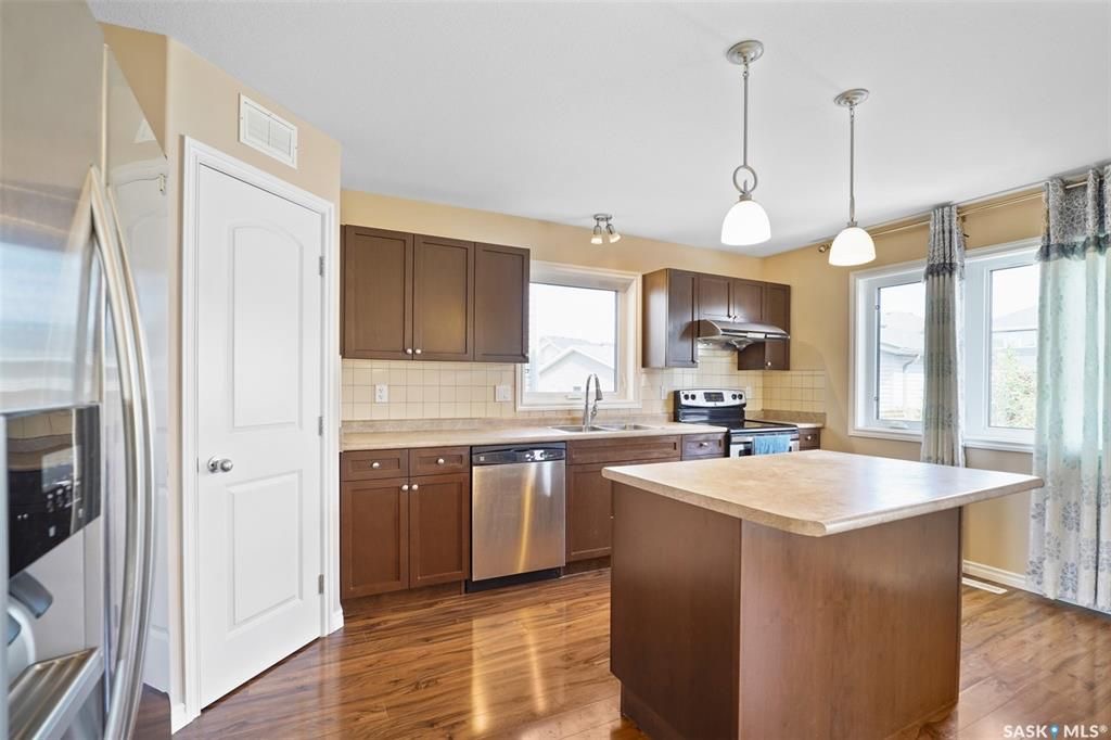 Stonebridge小区4房3卫独立屋出售。面对小学公园好景色。1464尺大空间开放式设计，枫木橱柜，不锈钢家电，收纳角柜，2 楼3个大卧室，主卧带独立洗手间。地下室完全装修有1房间1大活动厅。大后院带独立露台，双车库。另有中央空调，中央吸尘，加湿器，换风系统，垃圾粉碎机，前露 - 14