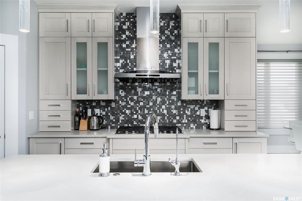 Evergreen小区，百米步行至小学&公园。近1700尺Modified，3车库，4车道，里外高档装修，房子状况如新，开价：$569000。有意请联系地产经纪Gary Gai 3063413677 微信：gary3677 - 6