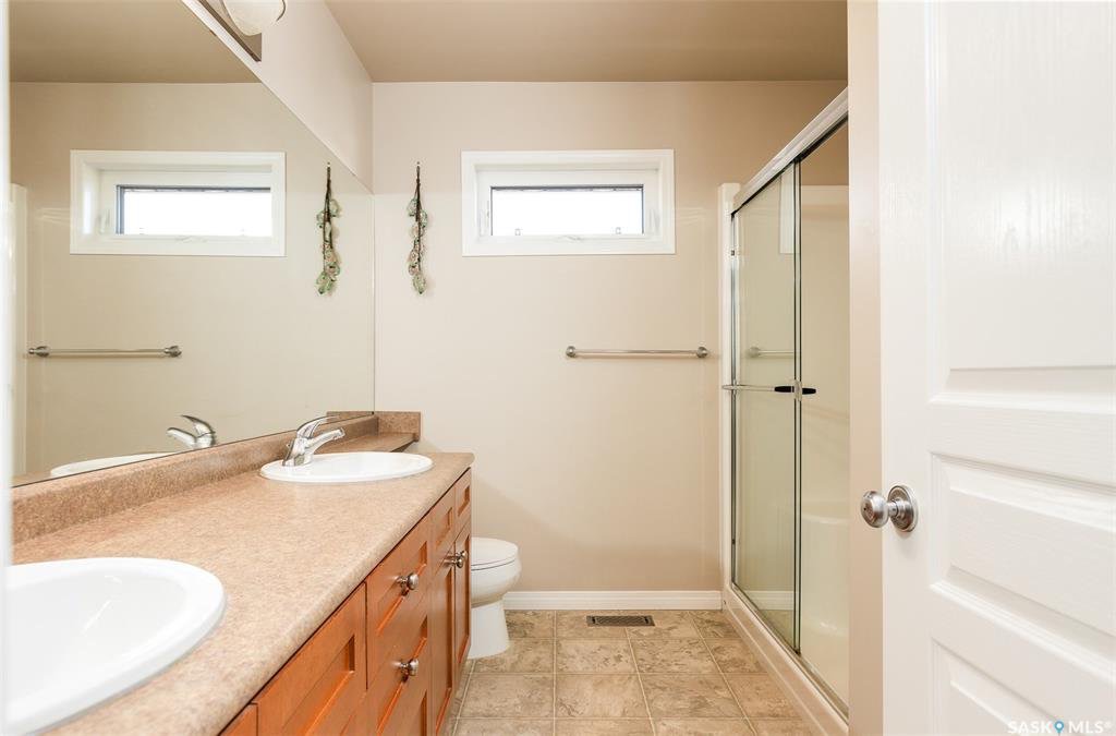 Briarwood小区核心路段两层独立屋出售，一手房本地西人房主，大地块，背靠公园绿地好风景。2007年建，保养如新。1630尺，4房3卫。高效锅炉热水器，一半瓦片新换。家具可议。开价：$499900。有意请联系地产经纪Gary Gai 3063413677 微信：gary367 - 12