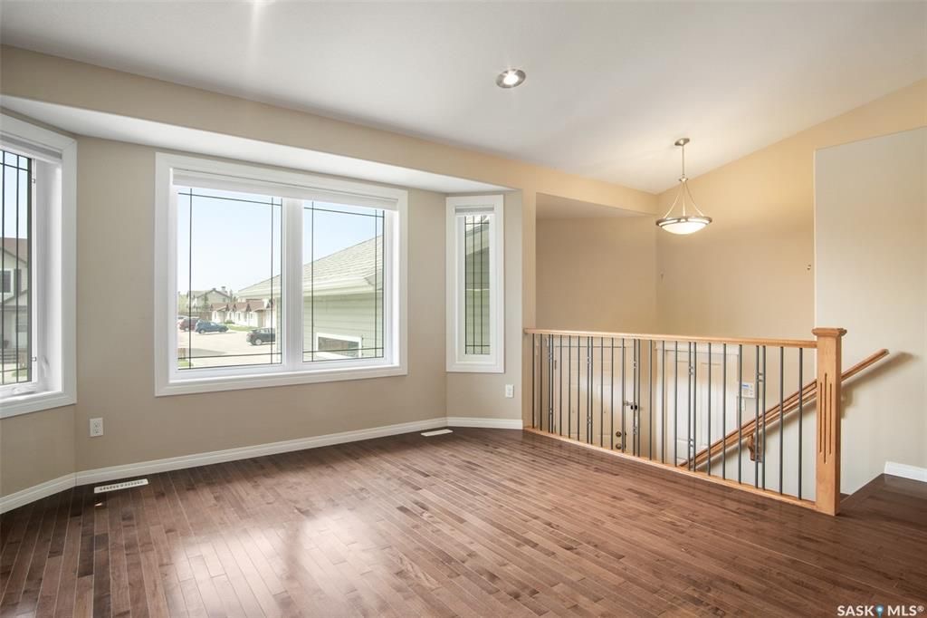 Willowgrove小区5房3卫错层独立屋出售，背靠农地美景，私密无遮挡视野。开放式设计，挑高尖顶，实木地板，枫木厨房带不锈钢家电和角柜，主卧带步入衣柜独立洗手间，半地下室多大窗户9尺层高，2房1超大活动厅外加豪华独立洗手间。双车库带保温，大后院大露台。房屋采光好，保养佳。挂牌 - 11