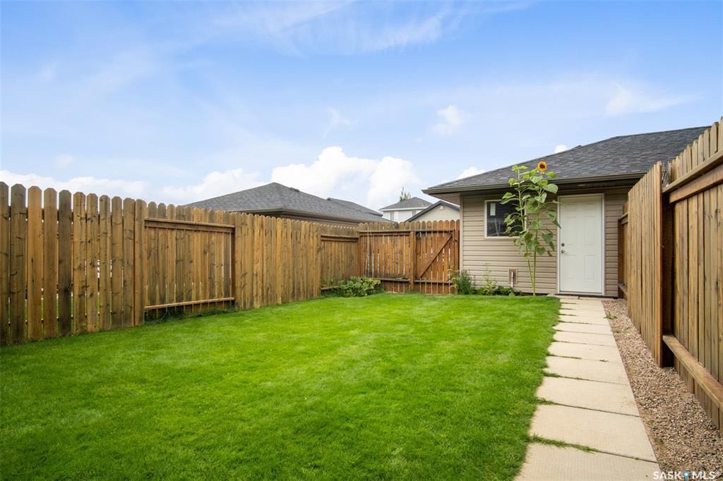 Willowgrove小区2011年建3房3卫联排别墅出售。房屋年代新，保养如新。步行百米公园，及周围两所小学。近百年高中，st joseph 高中，近购物中心，交通便利。一层9英尺层高，采光好，高级复合板地板，全花岗岩台面，不锈钢厨房设备齐全，以及非常充足的储存空间。二楼三个全 - 5