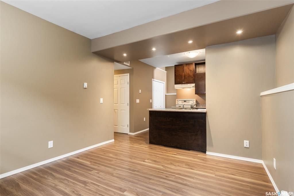 Stonebridge小区近1410尺错层独立屋出售，5房3卫，半地下室带合法出租2房1厅1厨1卫分电表，独立出入独立洗衣烘干，独立热水器。高档装修，连房加大尺寸双车库，双层露台。后院私密性好没有邻居相连。主层挑高顶，木地板，枫木橱柜，大厨房带独立角柜，主卧带独立洗手间和步入衣柜 - 23