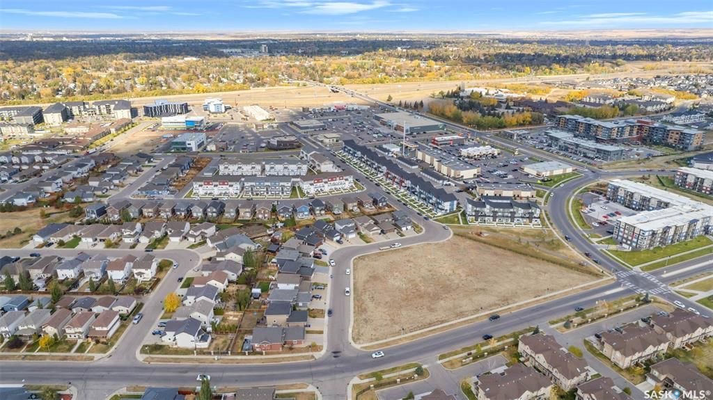 Stonebridge小区步行300米至小学，购物，4房4卫完全装修独立屋出售。2013年建造，安静私密路段，不靠主马路，近社区大公园。 1楼大客厅大窗户好采光，白色现代橱柜，不锈钢家电，充足操作台及收纳空间，2 楼3个大卧室，主卧带独立洗手间步入式衣柜。地下室完全装修有1大家庭 - 24