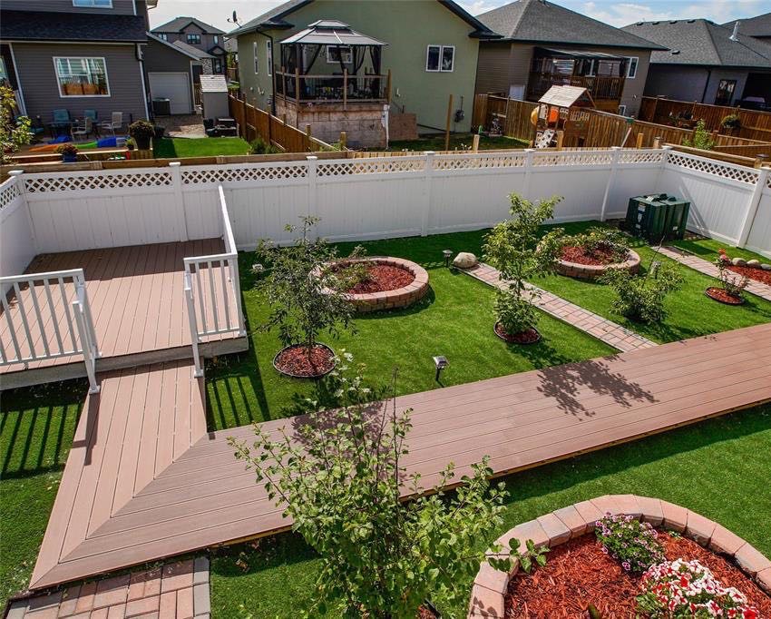 位于Evergreen小区，步行至小学，2014年建1650尺Bi Level错层独立屋含2室一厅合法出租地下室，出售。 保养如新，大窗户采光好，高档装修，地下室有额外活动空间和洗手间用于房主使用，外加地下室两房合法出租套间。前后院完全完工，免维护假草坪大露台（超过$4万成本)。 - 5