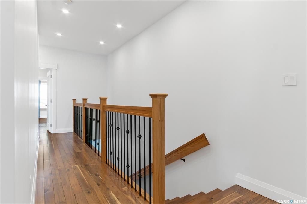 Aspen Ridge小区超大尺寸2016尺两层独立屋出售。好采光，保养如新，高档装修：9尺层高，实木地板，大理石台面，壁炉，不锈钢家电。主层有额外书房，二楼4个大卧室，地下室保温完成。带露台和独立双车库。挂牌价格：$499000。 有意请联系地产经纪Gary Gai 30634 - 15