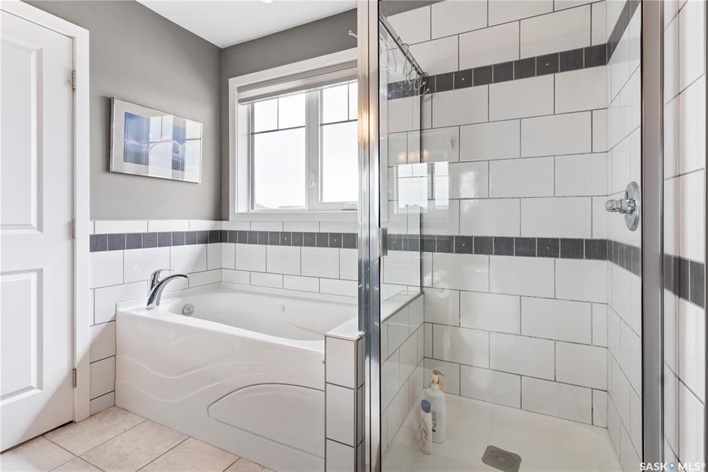 Willowgrove小区Royalty建商2009年建1324尺错层4室3卫独立屋出售。安静内街，步行近公园，学校，购物。高档装修配置：挑高层高，实木地板，厨房大理石台面升级橱柜搭配背景墙砖，不锈钢家电，新冰箱。超大主卧带步入式衣柜，豪华洗手间带按摩浴缸。半地下室大窗户专业装修 - 16