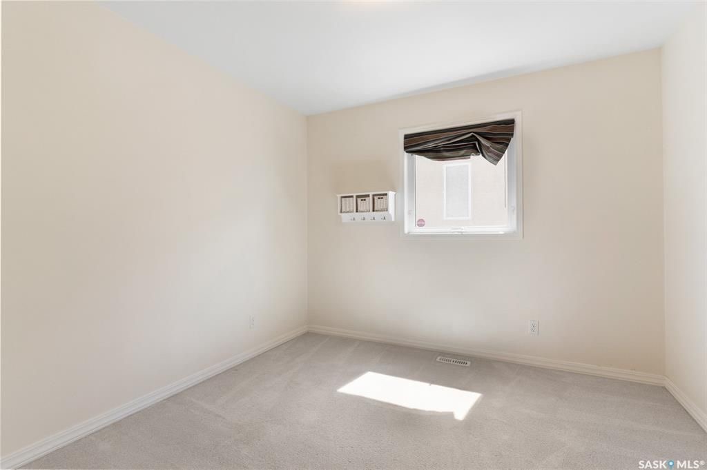 Arbor Creek小区私密安静最佳路段之一2122尺2层独立屋出售。2001年建，过6000尺大地块，5房，1个办公室，3个家庭厅，4卫，一楼挑高顶，明亮PVC大窗，双客厅双餐厅，厨房大理石台面，带独立角柜，新换地板，带一大尺寸书房（可做第六个卧室）二楼三个大房间主卧含独立洗 - 18