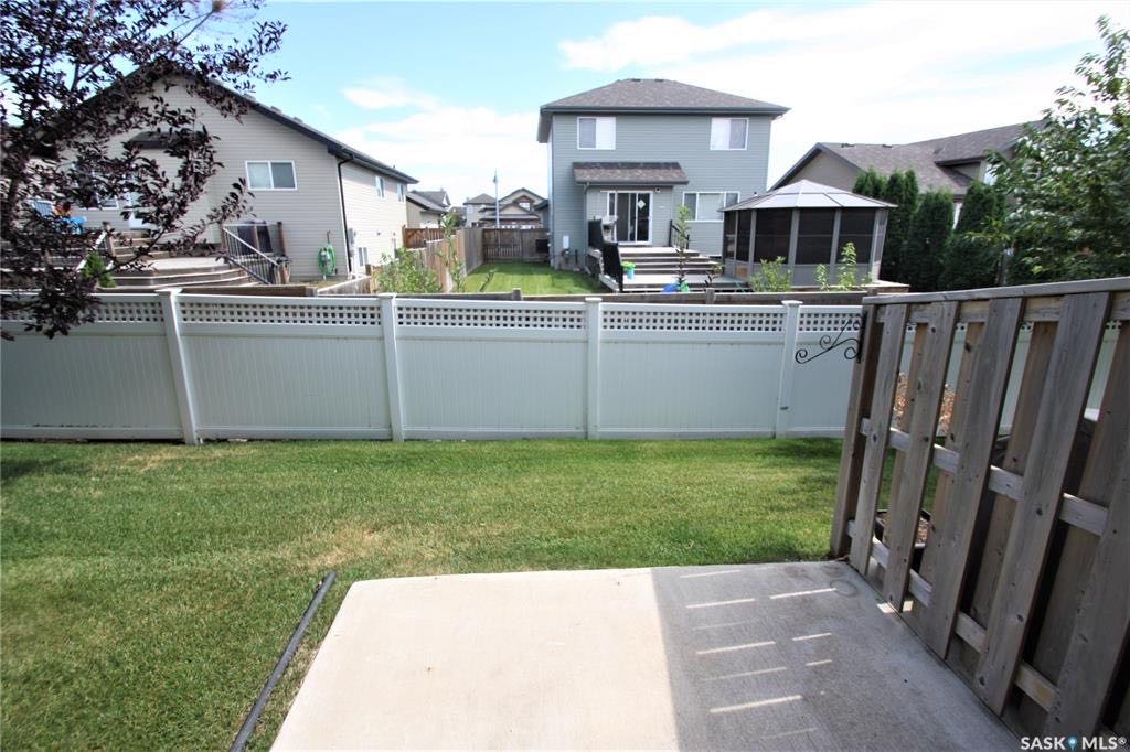 Stonebridge 小区2012年建，接近1245尺3房2卫联排出售，步行百米至Stonebridge小学，公园，附近购物，开发式设计多窗户好彩光餐厅客厅，二楼3个大房间，地下室未装修。连房子单车库外加一个地上车位。房屋保养好。挂牌价格：$264900。详情请联系Royal - 4