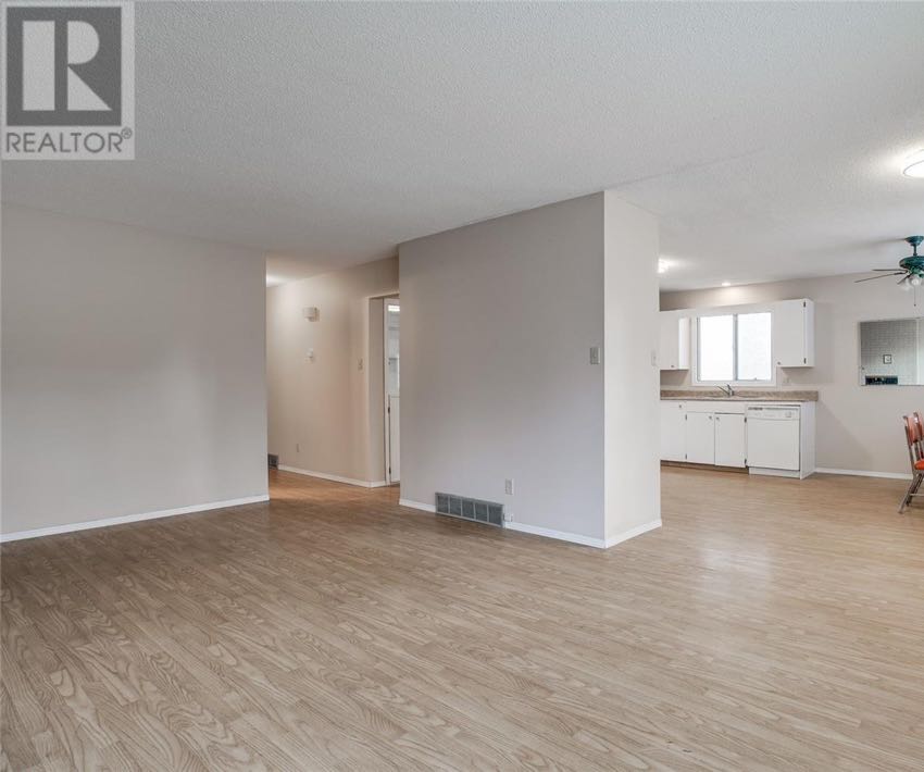 West College Park 近萨大8街双拼（一半）出售1066尺平层，带单车库，4房3卫，地下室装修有1房一厅一卫一书房。房屋彩光好，升级有洗手间，地板，锅炉，热水器，瓦片，室内门，部分家电，全新刷漆。挂牌价格：$309000。详情请联系地产经纪Gary Gai 盖王睿 - 4