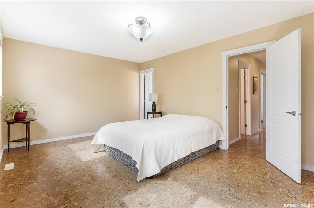 College Park小区近学校近八街安静好地段2274尺独立屋出售。4 房4卫3厅，错层结构。房屋宽敞明亮，实木/软木地板，更新升级厨房台面橱柜，朝南阳光房/正餐厅。二楼房间尺寸大全木地板；主卧带独立洗手间。地下室有超大活动空间，水吧台，洗手间，另有独立工作室。所有大件设备均 - 13