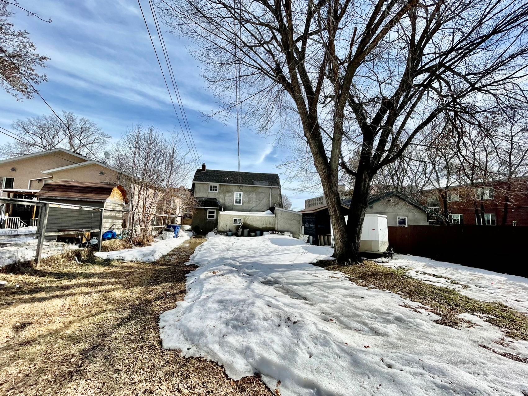 Caswell Hill小区1650尺独立屋出售。交通便利近downtown市中心，萨省理工学院，购物中心，公园等。近7500尺地块。实木地板，升级装修厨房，大客厅带天然气壁炉，二楼有三个卧室一个书房。主层另有独立出入一室一厅一厨一卫出租套间。地下室未装修。超大私密后院，有充足空 - 9