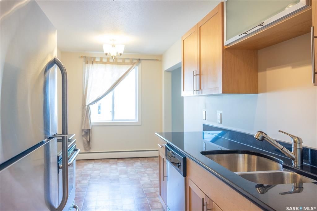 8街Superstore对面860尺2室1厅公寓出售。本地西人业主保养极佳，更新地板，厨房橱柜，大理石台面，不锈钢家电。带独立洗衣机烘干机，较新装修厨房卫浴，带地上一个停车位。挂牌价格 $149000。详情联系地产经纪Gary Gai 盖王睿 3063413677 - 5