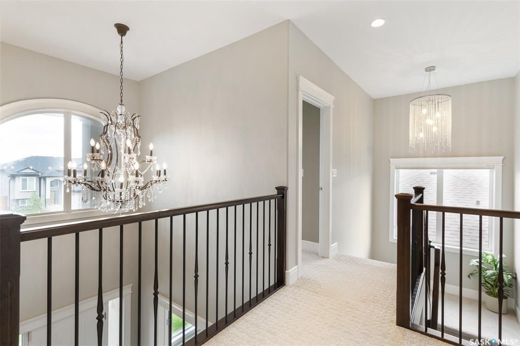 Rosewood小区核心安静路段，步行至小学公园，近2600尺5房5卫豪华装修独立屋出售。一楼入户挑高顶，超大独立办公室，实木地板，10尺层高，超大客厅天然气壁炉，开放式厨房，枫木橱柜到顶，大理石台面，天然气明火炉头。 二楼4房3卫。主卧带干湿分离洗手间地热，双洗手台，步入式衣柜 - 27