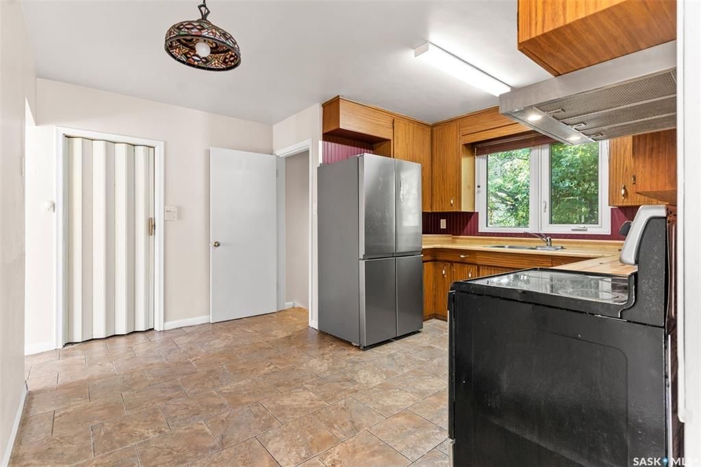 绝佳好位置Greystone Heights小区，步行至大学，8街购物等设施。大尺寸1310尺4房4卫平层独立屋出售。占地7326尺大地块，原橡木地板，客厅带天然气壁炉，好彩光，主卧带独立洗手间，地下室带独立出入口，完整装修有一个多功能厅带水吧台，独立书房，一个大窗户卧室，另有2 - 16