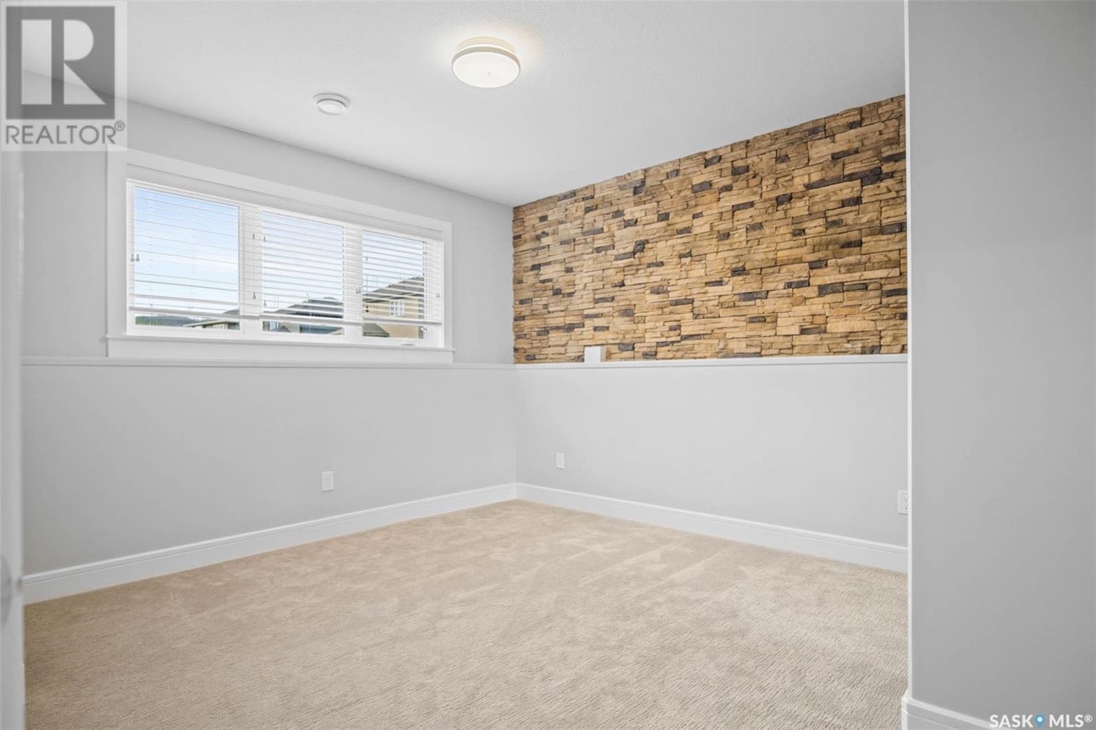 EVERGREEN小区2015年1452尺5房3卫双层独立屋出售。房屋位置佳，步行可达两所学校和公园，周围生活设施齐全。外墙采用石材装修，一楼实木和瓷砖地板。客厅装有特色砖造型墙壁炉。厨房装有地暖，花岗岩台面，全部不锈钢设备，多橱柜，储物空间足。一楼共三间全尺寸卧室。主卧外洗手间 - 8