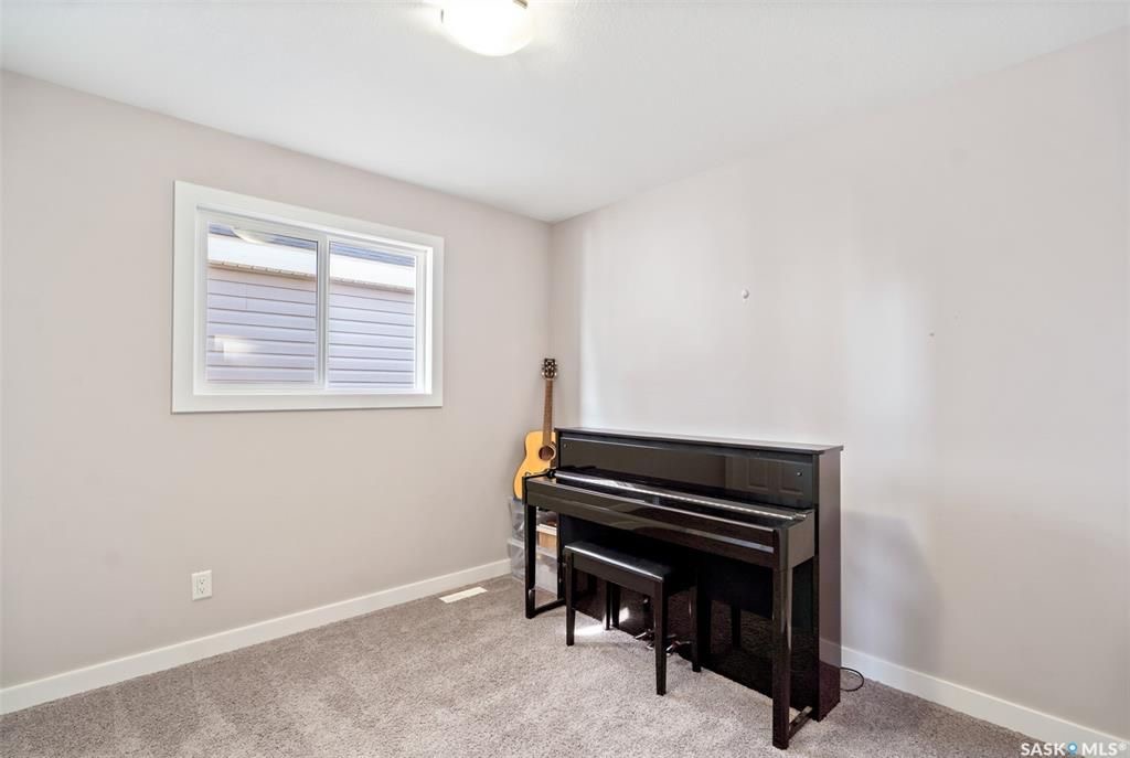 位于Stonebridge 小区紧靠公园绿地，近小学，购物设施，2015年建1249尺Bi Level错层独立屋5房3卫含2室一厅合法出租地下室，出售。 保养如新，大窗户采光好，高档装修，地下室有额外活动空间用于房主使用，外加地下室两房合法出租套间（独立出入，独立电表，独立厨房洗 - 19