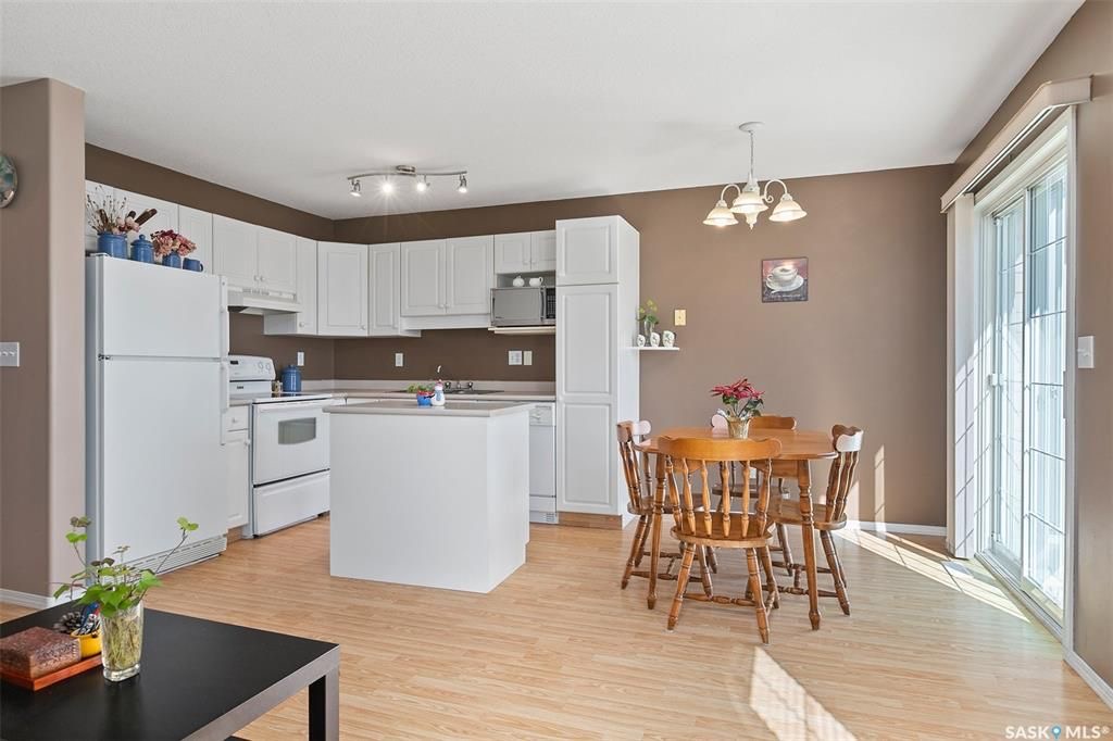 Erindale小区核心地段3室联排出售。本地人业主。步行百米至两所高中（百年高中，St Joseph），两所小学(Dr. John G. Egnatoff School and Catholic Father Robinson school)，附近商圈。房屋保养极佳，朝南大窗户 - 7