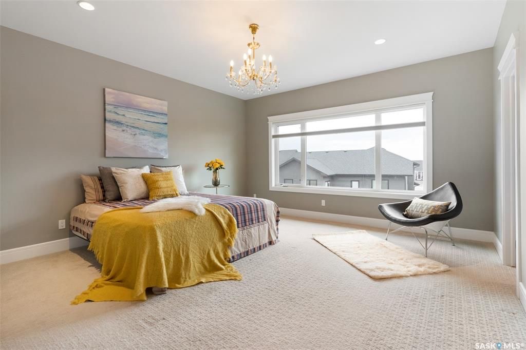 Rosewood小区核心安静路段，步行至小学公园，近2600尺5房5卫豪华装修独立屋出售。一楼入户挑高顶，超大独立办公室，实木地板，10尺层高，超大客厅天然气壁炉，开放式厨房，枫木橱柜到顶，大理石台面，天然气明火炉头。 二楼4房3卫。主卧带干湿分离洗手间地热，双洗手台，步入式衣柜 - 21