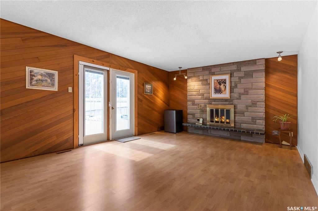 College Park小区近学校近八街安静好地段2274尺独立屋出售。4 房4卫3厅，错层结构。房屋宽敞明亮，实木/软木地板，更新升级厨房台面橱柜，朝南阳光房/正餐厅。二楼房间尺寸大全木地板；主卧带独立洗手间。地下室有超大活动空间，水吧台，洗手间，另有独立工作室。所有大件设备均 - 17