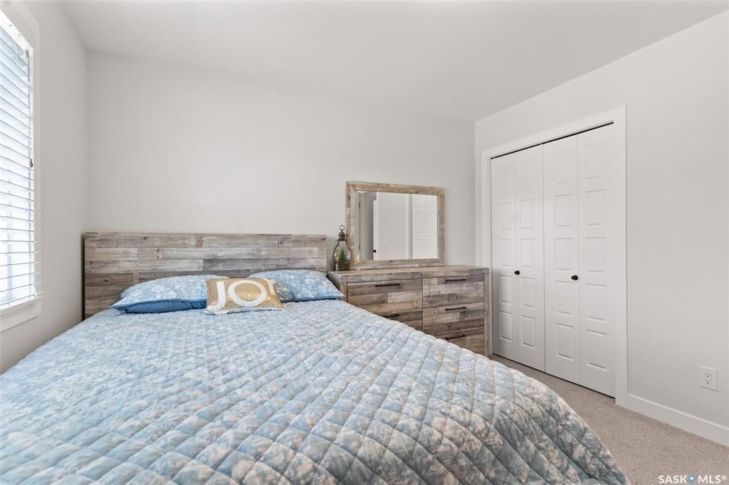 Evergreen小区2021年建1535尺3房3卫边户联排出售，带连房子双车库外加双车道，独立院子。一楼9尺层高，开放式设计，多窗户好采光。客厅带壁炉造型墙，厨房大理石台面，升级橱柜，另有独立收纳间，不锈钢家电，抽油烟机外排。二楼有3个大卧室外加一个多功能厅。主卧带步入式衣柜和 - 15