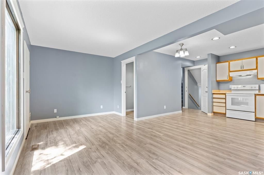 Sutherland小区4 房3卫联排出售。本地人业主，位置便利，近大学。连房子单车库外加一个室外车位。大窗户明亮，新不锈钢家电，新合成板地板和部分地毯，地下室完整装修有一房一厅一简易厨房水吧，另外带一独立露台。房屋近期更新，维护好。挂牌价格：$235000。 有意请联系地产经纪 - 7