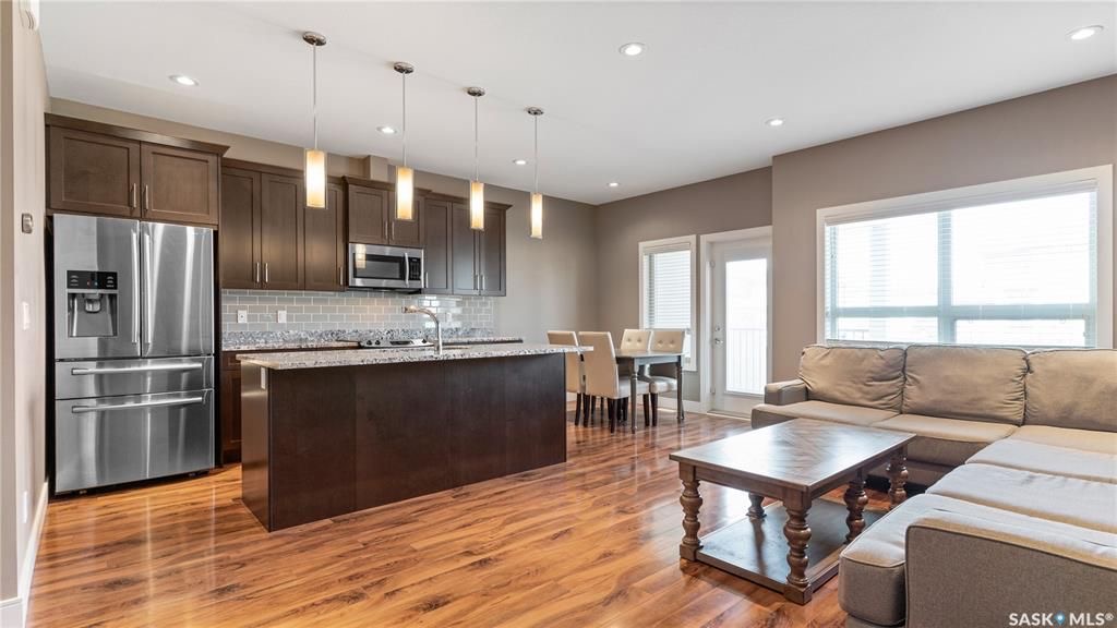 Willowgrove小区3房3卫，连体车库外加双车位，独立后院，联排出售。本地知名建商Riverbend，房屋保养如新。一楼9尺层高，高级复合地板，大理石台面，不锈钢家电。二楼3房2卫。主卧带独立洗手间和步入衣柜。地下室带2个窗户，未装修。后院另有独立带顶露台。位置步行至小学， - 6