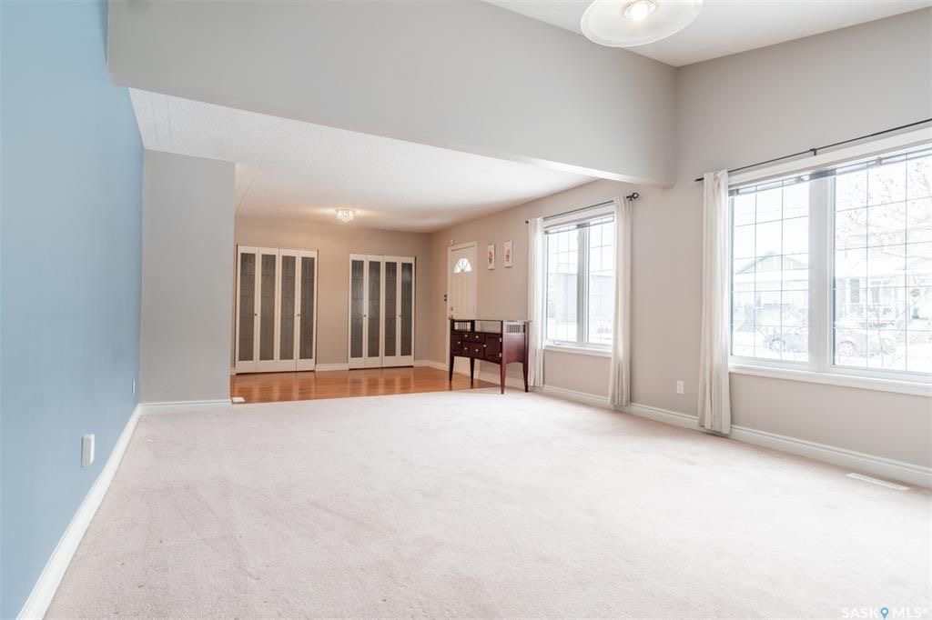 HOLLISTON小区3室2卫独立屋，1280尺，位于安静街区。可以步行至学校，附近有商业区，购物方便，公交线路齐全交通便利。房屋保养好。宽敞客厅带壁炉，开放式厨房，装修精美，白色高级橱柜台面，特色卤素灯，双水池，大量的储物空间。一楼两间全尺寸卧室，地下室已装修有一间卧室，一个卫 - 6