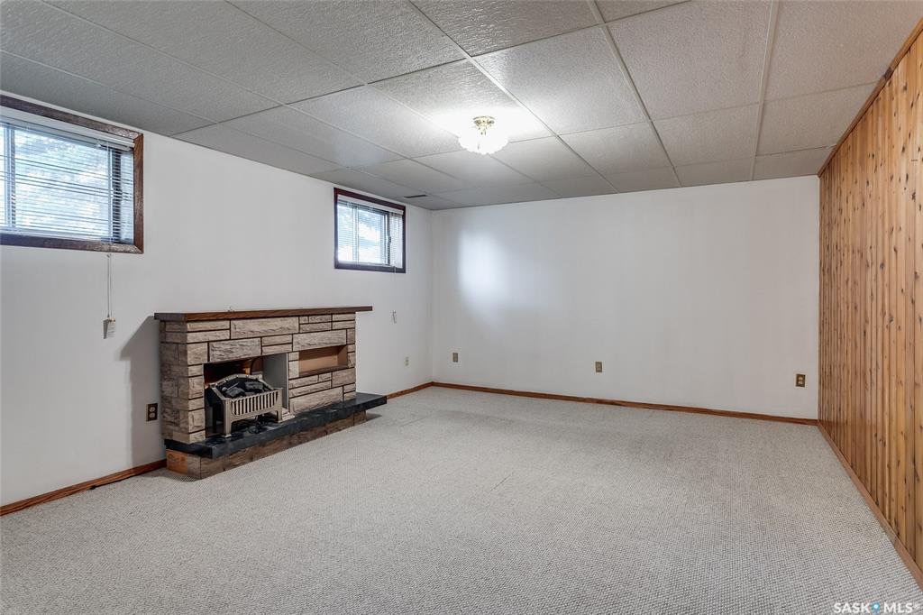 步行5分钟至8街Central Mall 错层bi level独立屋，5房3卫，地下室明亮大窗户，带车库，大地块，主卧带洗手间。开价$309000 - 7