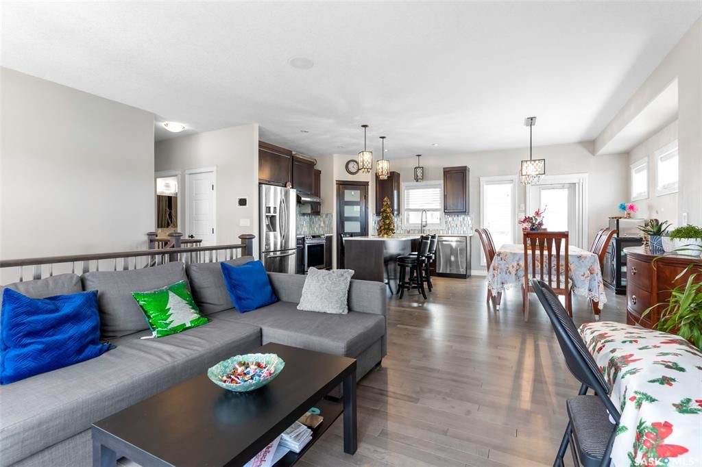 Evergreen小区近1500尺Jaylin Homes建商错层独立屋出售，5房3卫2书房，半地下室带合法出租2房1厅1厨1卫分电表，独立出入独立洗衣烘干，另有1房1厅1书房空间用于主层住户使用，高档装修，连房加大尺寸双车库，超大扇形地块，免维护带棚露台，三层窗户。主层9尺高天 - 9