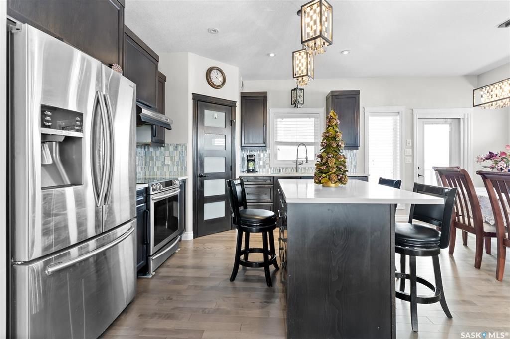 Evergreen小区近1500尺Jaylin Homes建商错层独立屋出售，5房3卫2书房，半地下室带合法出租2房1厅1厨1卫分电表，独立出入独立洗衣烘干，另有1房1厅1书房空间用于主层住户使用，高档装修，连房加大尺寸双车库，超大扇形地块，免维护带棚露台，三层窗户。主层9尺高天 - 4