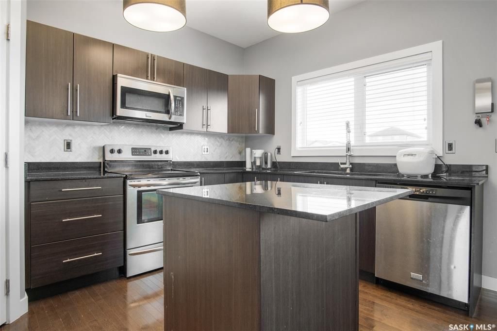 EVERGREEN小区2012年1265尺4房3卫双层独立屋出售。房屋位置佳，步行可达两所学校，公园购物，近高中，周围生活设施齐全。外墙采用石材装饰，一楼实木和瓷砖地板。客厅大窗户好彩光。厨房中岛大理石台面，全部不锈钢设备，多橱柜，带角柜，储物空间足。二楼三间全尺寸卧室。主卧外带 - 12