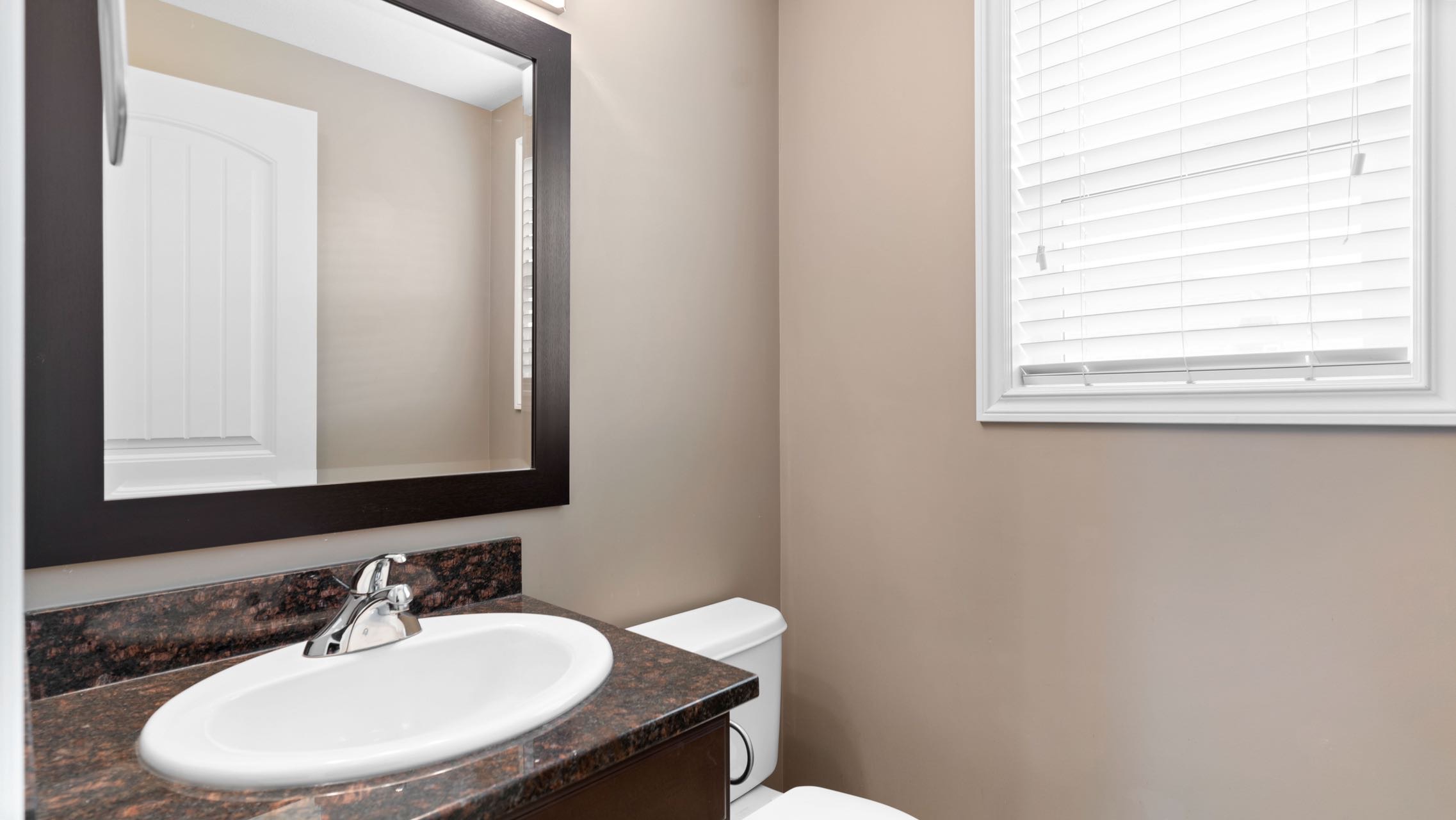 Willowgrove小区2012年建1315尺2房3卫联排别墅出售。房屋年代新，步行百米至两所小学和公园，近百年高中，近购物中心。一楼朝阳自然光充足，客厅宽敞明亮。9英尺挑高，高级复合板地板，全花岗岩台面，枫木橱柜，不锈钢厨房设备。二楼2个超大卧室均带独立洗手间和步入式衣柜。地 - 22