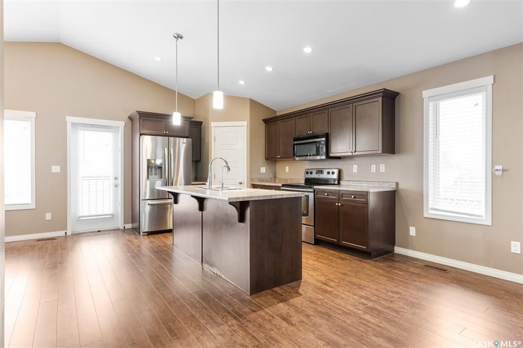 Stonebridge小区近1410尺错层独立屋出售，5房3卫，半地下室带合法出租2房1厅1厨1卫分电表，独立出入独立洗衣烘干，独立热水器。高档装修，连房加大尺寸双车库，双层露台。后院私密性好没有邻居相连。主层挑高顶，木地板，枫木橱柜，大厨房带独立角柜，主卧带独立洗手间和步入衣柜 - 8