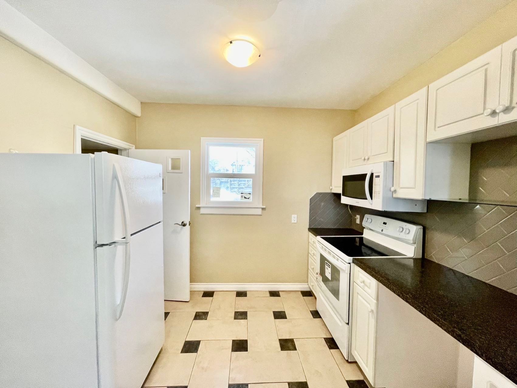 Caswell Hill小区1650尺独立屋出售。交通便利近downtown市中心，萨省理工学院，购物中心，公园等。近7500尺地块。实木地板，升级装修厨房，大客厅带天然气壁炉，二楼有三个卧室一个书房。主层另有独立出入一室一厅一厨一卫出租套间。地下室未装修。超大私密后院，有充足空 - 6