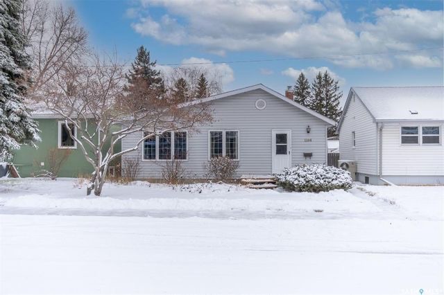 HOLLISTON小区3室2卫独立屋，1280尺，位于安静街区。可以步行至学校，附近有商业区，购物方便，公交线路齐全交通便利。房屋保养好。宽敞客厅带壁炉，开放式厨房，装修精美，白色高级橱柜台面，特色卤素灯，双水池，大量的储物空间。一楼两间全尺寸卧室，地下室已装修有一间卧室，一个卫 - 4