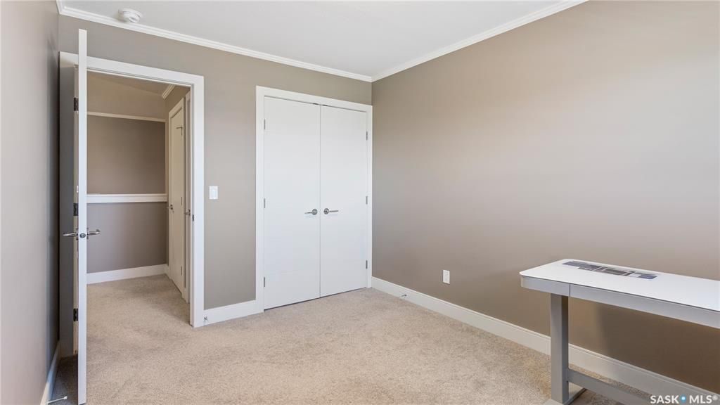 Willowgrove小区3房3卫，连体车库外加双车位，独立后院，联排出售。本地知名建商Riverbend，房屋保养如新。一楼9尺层高，高级复合地板，大理石台面，不锈钢家电。二楼3房2卫。主卧带独立洗手间和步入衣柜。地下室带2个窗户，未装修。后院另有独立带顶露台。位置步行至小学， - 17