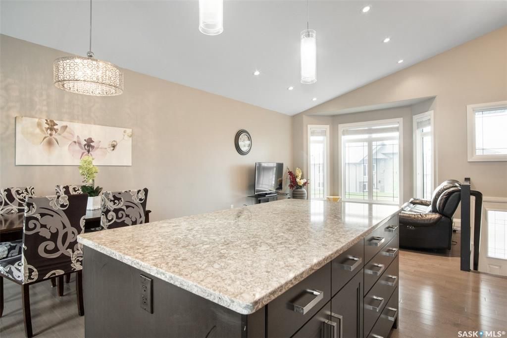 Evergreen 小区5房3卫错层独立屋出售，位于小区最优路段，安静宽敞私密，近小学，高中，公园，购物。高档装修，开放式设计，挑高尖顶，实木地板，飘窗，升级枫木厨房带不锈钢家电和角柜，全大理石台面及厨房背景砖，主卧带步入衣柜高档明卫干湿分离双洗手台洗手间，半地下室大窗户明亮如地 - 14