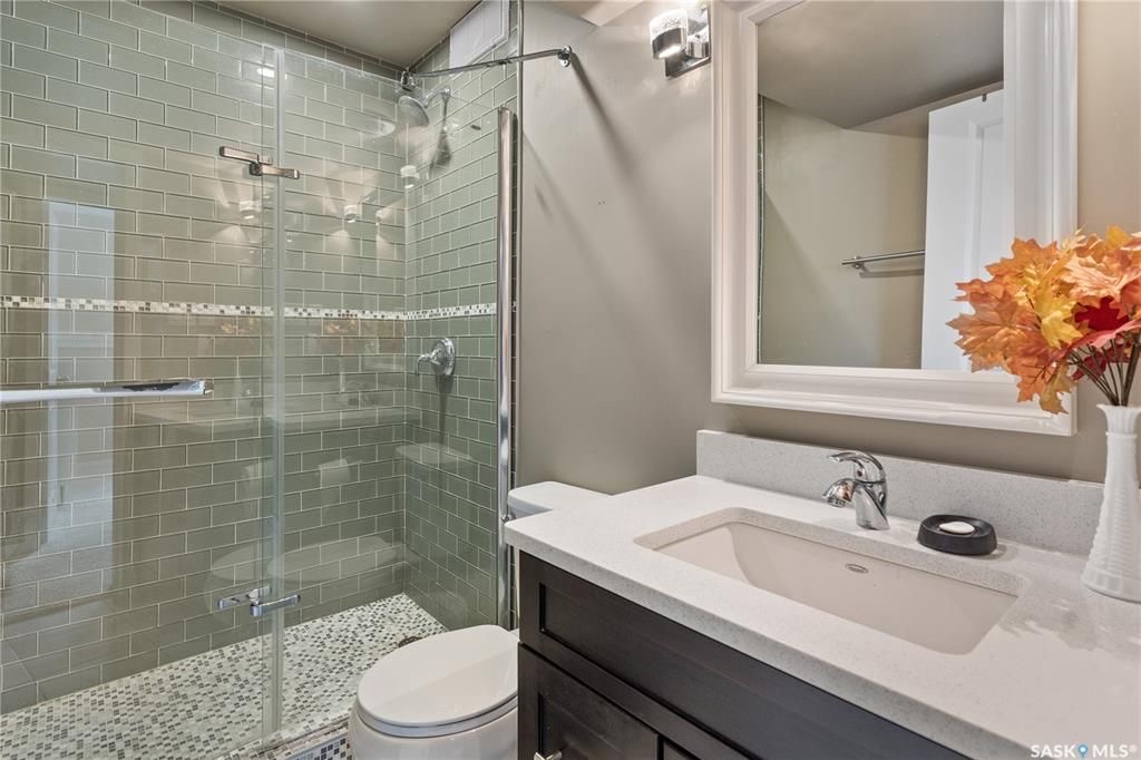 Willowgrove小区Royalty建商2009年建1324尺错层4室3卫独立屋出售。安静内街，步行近公园，学校，购物。高档装修配置：挑高层高，实木地板，厨房大理石台面升级橱柜搭配背景墙砖，不锈钢家电，新冰箱。超大主卧带步入式衣柜，豪华洗手间带按摩浴缸。半地下室大窗户专业装修 - 24