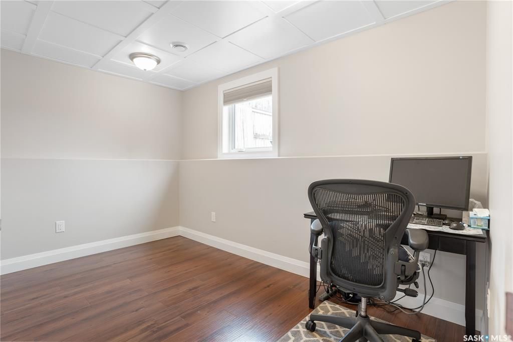 Willowgrove小区Royalty建商2010年建1284尺错层4室3卫独立屋出售。步行近公园，学校，购物。高档装修配置：挑高层高，实木地板，厨房大理石台面升级橱柜搭配背景墙砖，不锈钢家电。超大主卧带步入式衣柜，豪华洗手间全墙贴砖，带按摩浴缸。半地下室大窗户专业装修有1房1 - 22