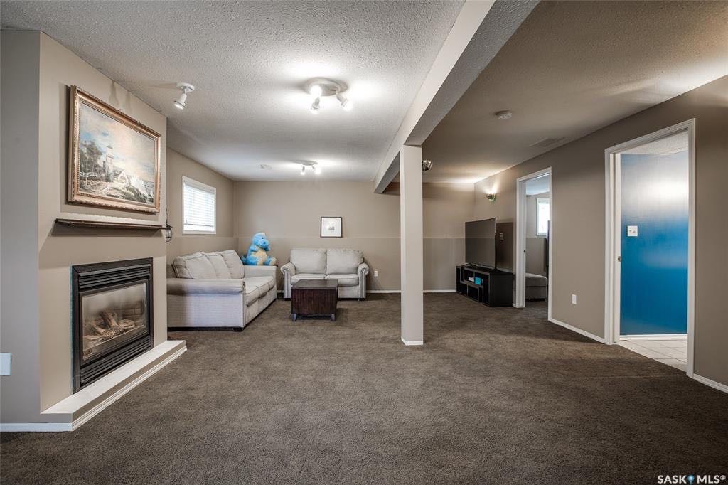 Arbor Creek小区 Bi Level 错层独立屋出售。位置安静便利近公园，小学，百年高中。挑高顶，多窗户大客厅，4房3卫。地下室完全装修，大窗户，大活动厅。新换瓦片，全新刷漆，新不锈钢家电。 另有独立私密后院和连房子双车库车库。挂牌价格 $399000。详情联系Royal - 8