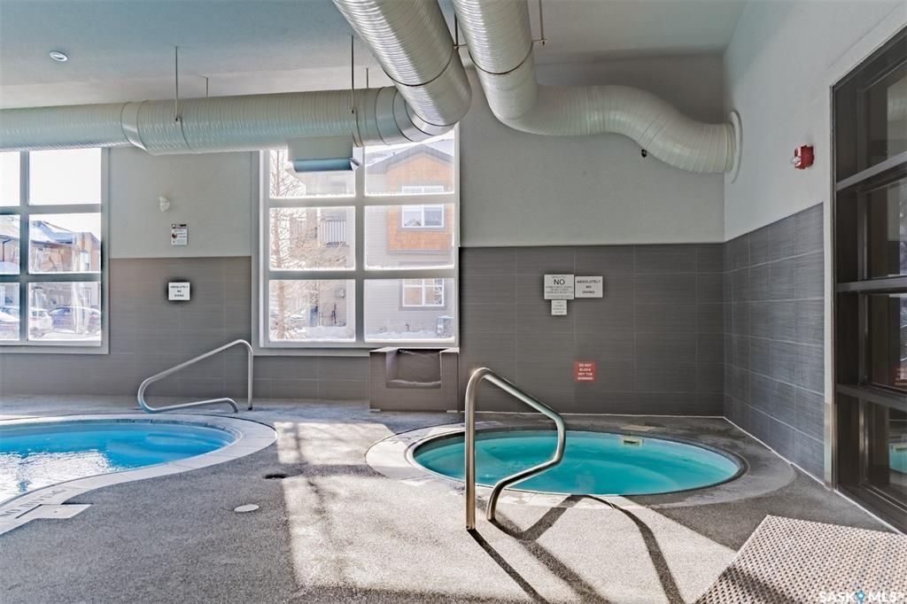 Willowgrove 小区两房一卫带未装修地下室边户联排出售。高档装修，多窗户好采光，开放式设计，竹木地板，厨房大理石台面，现代带阻尼橱柜，不锈钢家电。洗手间瓷砖地板带浴缸。卧室合成板地板。全新刷漆。外带一个室外停车位。小区内有健身房，游泳池等公共设施。位置方便近公园，学校，购 - 25