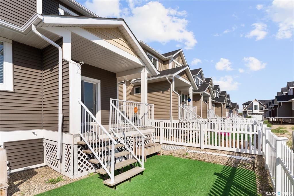 Warman临近高尔夫球场，2017年建1776尺3室3卫联排别墅出售。9ft挑高天花板，房屋保养好。一楼开放式设计，有一个壁炉，厨房带枫木带阻尼橱柜，石英石台面。二楼三间大面积房间，三个浴室和洗衣房。超大主卧带卫生间，装有多功能洗浴设备，双洗手台和步入式衣柜。地下室未装修，带大 - 20