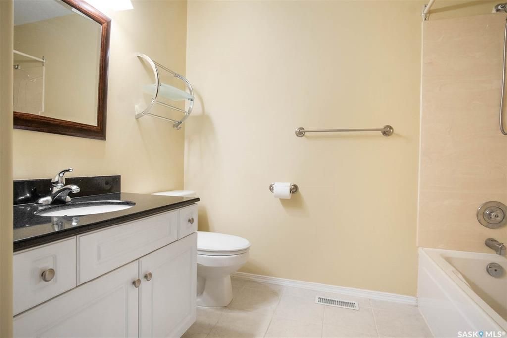 Erindale小区核心地段4房3卫1845尺独立屋出售。步行百米至两所小学Dr. John G. Egnatoff & Father Robinson), 两所高中 St Joseph & Centennial Collegiate, 购物及公园。房屋保养极佳，好格局，采光通透 - 20