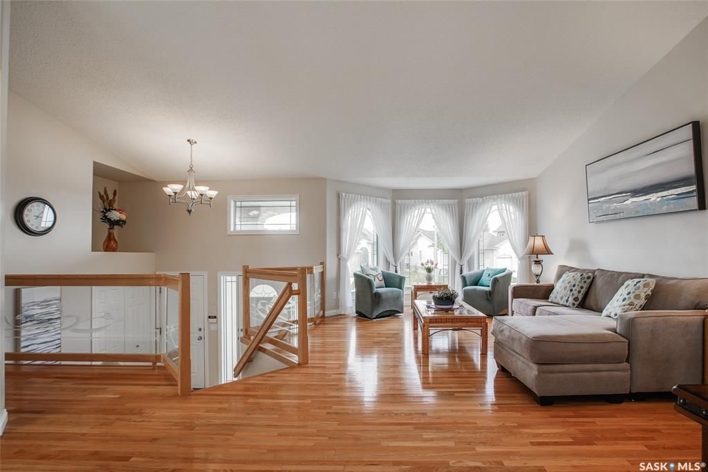 Briarwood小区核心路段近9000尺南向私密大地块1463尺错层独立屋出售。超大3车库外加4车道。保养极佳。4房3卫开放式设计，挑高顶，实木地板枫木厨柜厨房，主卧洗手间带按摩浴缸。地下室大窗户彩光好，房间尺寸足，家庭厅空间大。详情联系Gary Gai 盖王睿 - 7