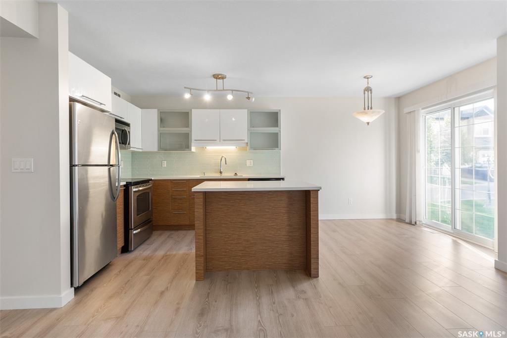 Stonebridge边户3房3卫地下室装修安静联排出售。2011年建，步行至小学，购物，公园。背靠私密绿地，好采光，高档装修，新换地板，大理石台面，现代橱柜，不锈钢家电。全新刷漆。二楼3个大房间尺寸足。地下室完全装修有一个大家庭厅一个独立洗手间。另有连房单车库，中央空调，中 - 7