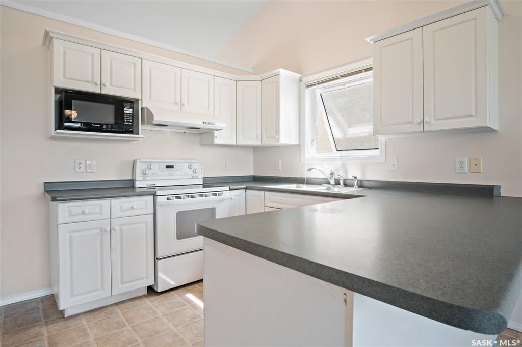 Arbor Creek小区2001年建1183尺5室3卫双层独立屋出售。位置佳，步行两所小学，近公园，交通便利。近期翻新瓦片（2021），部分复合地板（2021），墙面新刷漆。挑高天花板，多窗户，整个房子采光极佳，餐厅开阔。地下室配有大窗户，完全装修有两房一卫。后院背靠绿地，私密 - 6