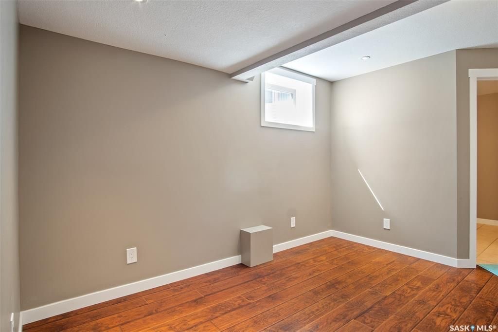 Willowgrove小区2013年建1360尺4房4卫联排别墅出售。房屋年代新，高档社区，整体保养得当。交通便利，可步行至两所学校和公园，近购物中心。房子是边户，一楼自然光充足，客厅宽敞明亮。一层9英尺挑高，高级复合板地板，全花岗岩台面，枫木橱柜，厨房设备齐全。二楼洗衣房，超大 - 9