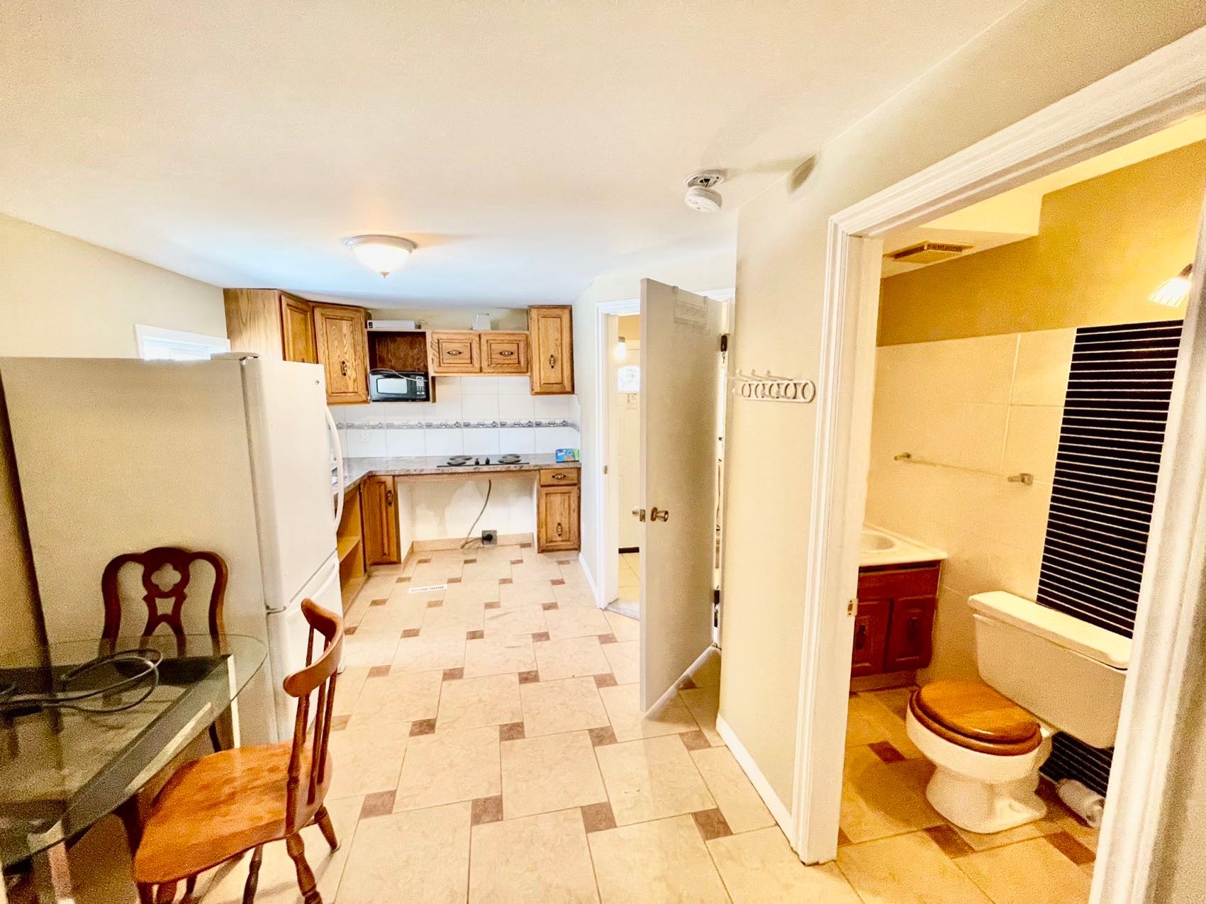 Caswell Hill小区1650尺独立屋出售。交通便利近downtown市中心，萨省理工学院，购物中心，公园等。近7500尺地块。实木地板，升级装修厨房，大客厅带天然气壁炉，二楼有三个卧室一个书房。主层另有独立出入一室一厅一厨一卫出租套间。地下室未装修。超大私密后院，有充足空 - 8